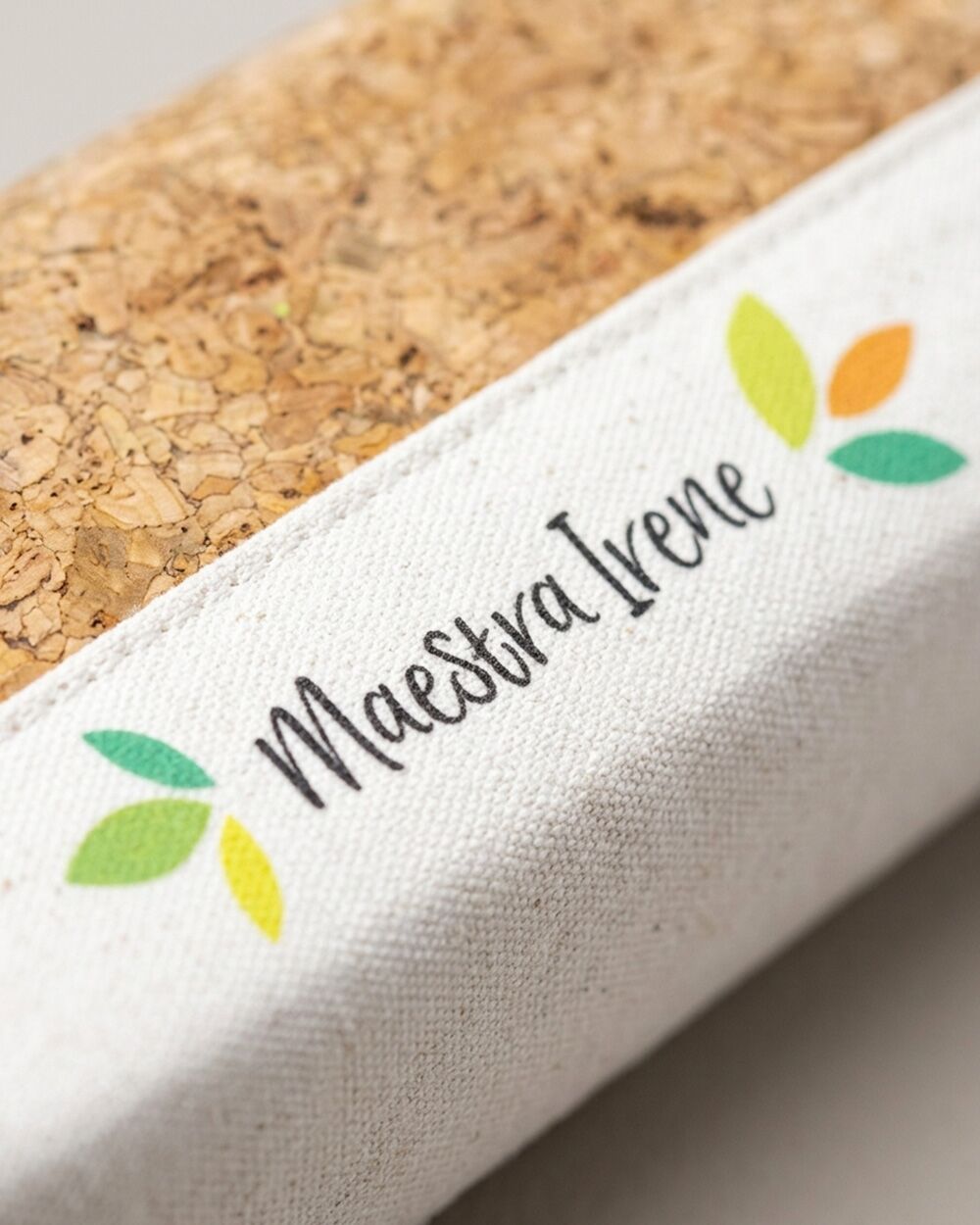 Astuccio Portapenne in Cotone e Sughero Personalizzato con Nome Maestra e Foglioline Colorate - Idea Regalo per Maestre e Insegnanti Fine Anno Scolastico - immagine 6