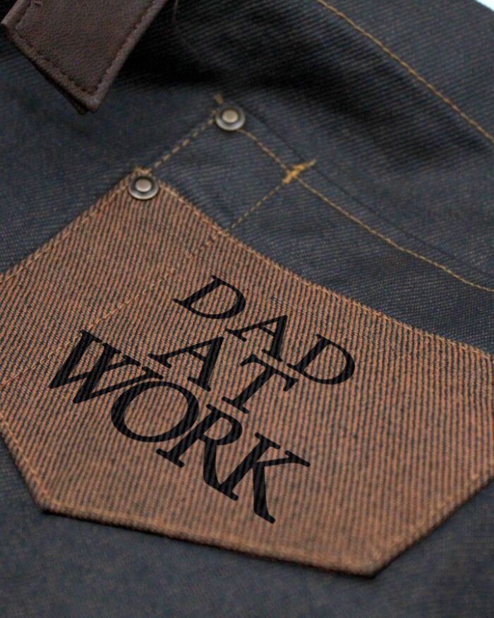 Grembiule Effetto Cerato con Pettorina in Pelle e Chiusura Regolabile "Dad at Work" - Idea Regalo Festa del Papà, per Amanti della Cucina e BBQ, del Giardinaggio e del Fai-Da-Te - immagine 2