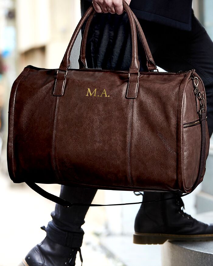 Borsone da Viaggio Porta Abito in Ecopelle Marrone Personalizzato con Iniziali e Tracolla - Idea Regalo per Chi Viaggia Spesso, Regalo per la Laurea, Regalo per Lui