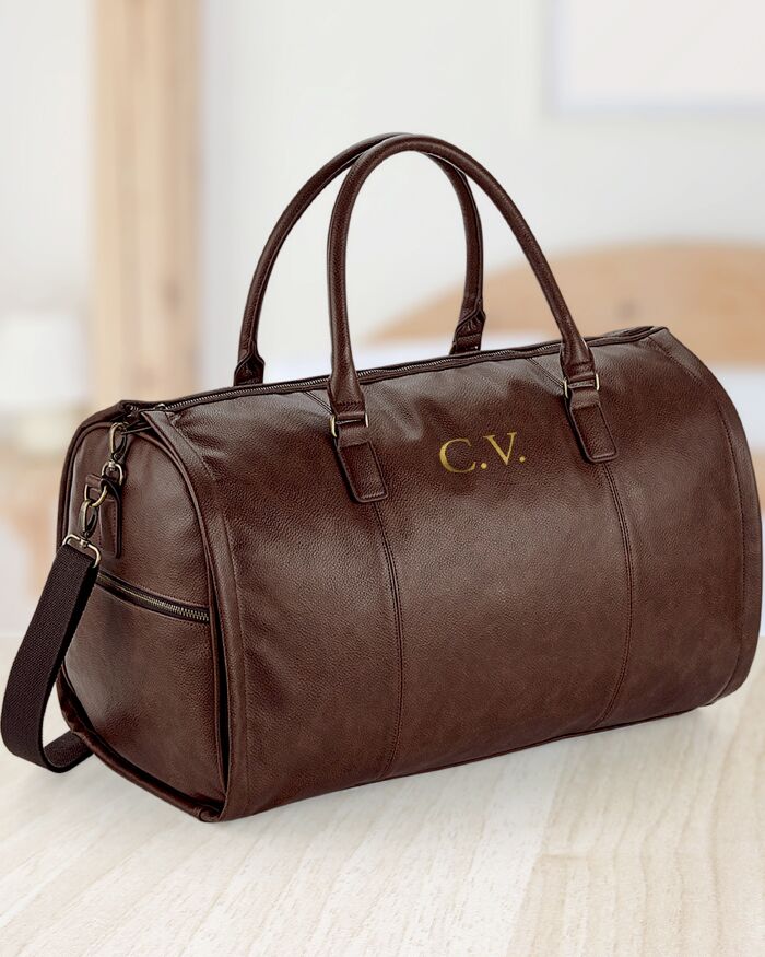 Borsone da Viaggio Porta Abito in Ecopelle Marrone Personalizzato con Iniziali e Tracolla - Idea Regalo per Chi Viaggia Spesso, Regalo per la Laurea, Regalo per Lui - immagine 4