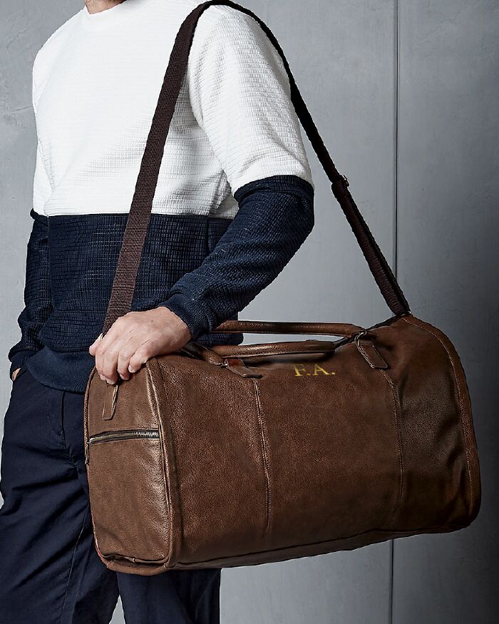 Borsone da Viaggio Porta Abito in Ecopelle Marrone Personalizzato con Iniziali e Tracolla - Idea Regalo per Chi Viaggia Spesso, Regalo per la Laurea, Regalo per Lui - immagine 7