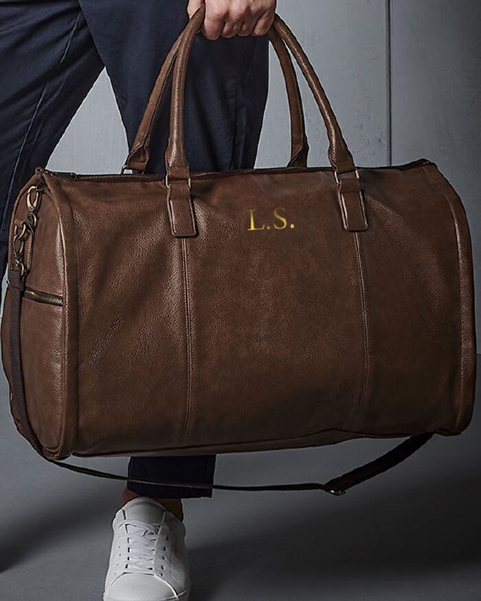 Borsone da Viaggio Porta Abito in Ecopelle Marrone Personalizzato con Iniziali e Tracolla - Idea Regalo per Chi Viaggia Spesso, Regalo per la Laurea, Regalo per Lui - immagine 2
