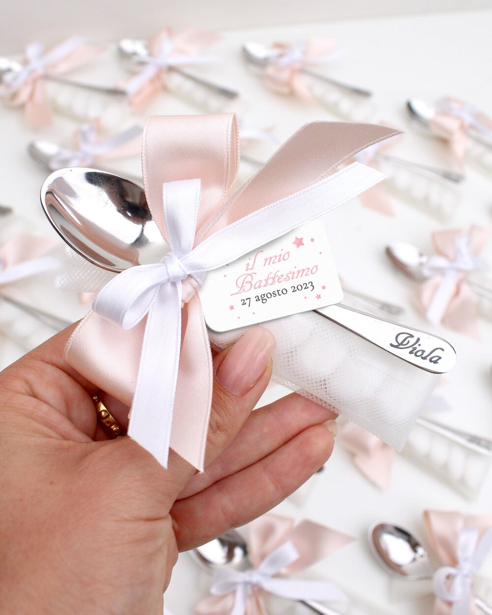 Cucchiaino Inciso Personalizzato con Fiocco e Tag con Nome e Date Idea Bomboniera e Segnaposto Battesimo