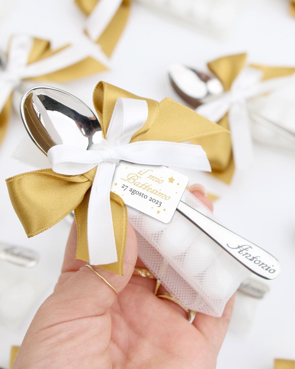 Cucchiaino Inciso Personalizzato con Fiocco e Tag con Nome e Date Idea Bomboniera e Segnaposto Battesimo - immagine 5