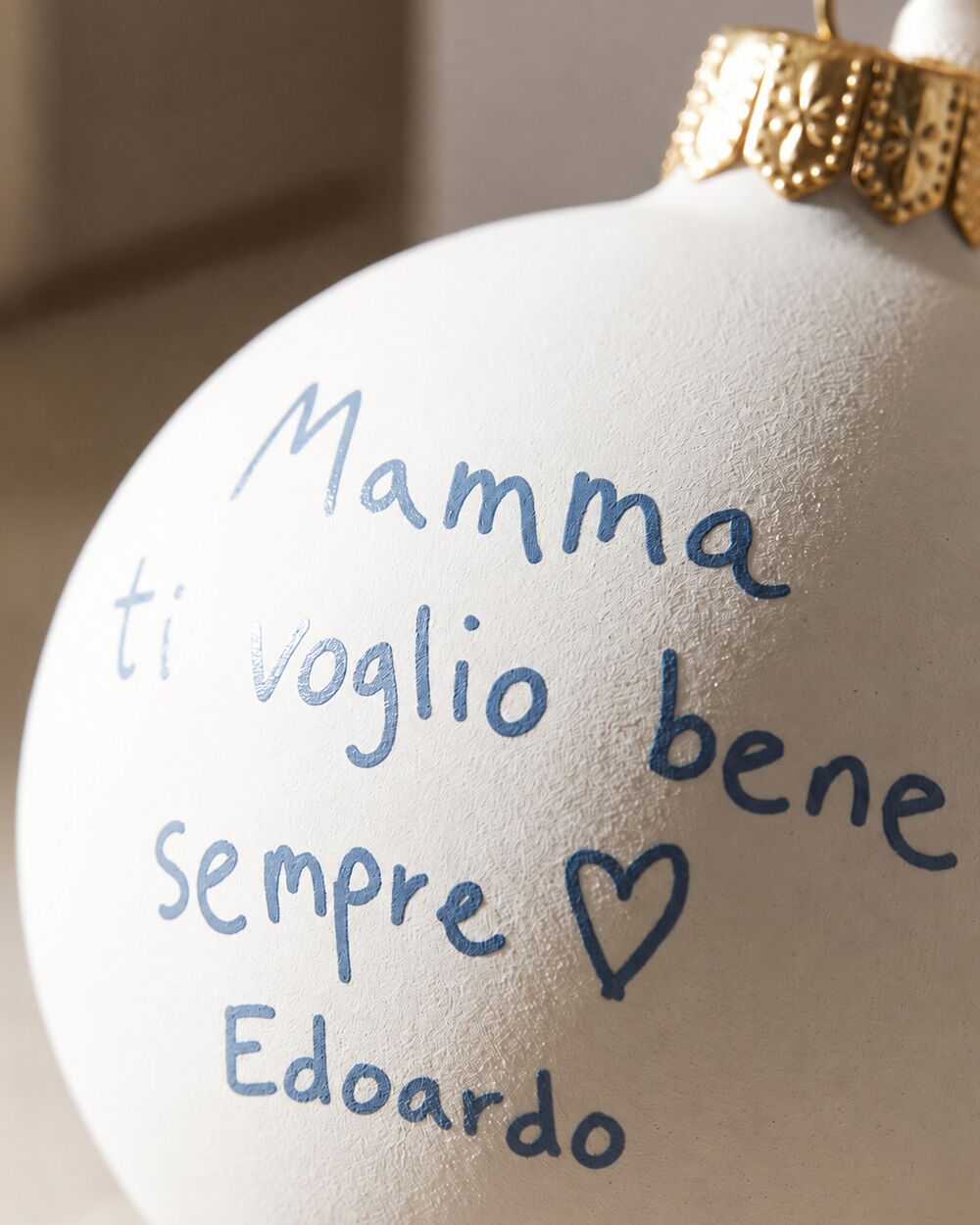 Pallina di Natale in Ceramica Personalizzata con la Dedica Scritta a Mano dai Bambini – Idea Regalo di Natale per la Maestra - immagine 4