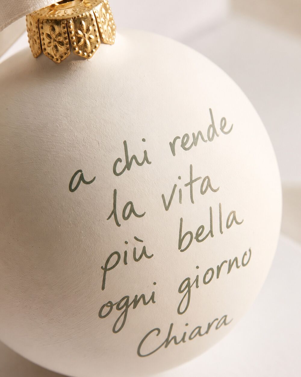 Pallina di Natale in Ceramica Personalizzata con la Dedica Scritta a Mano dai Bambini – Idea Regalo di Natale per la Maestra - immagine 6