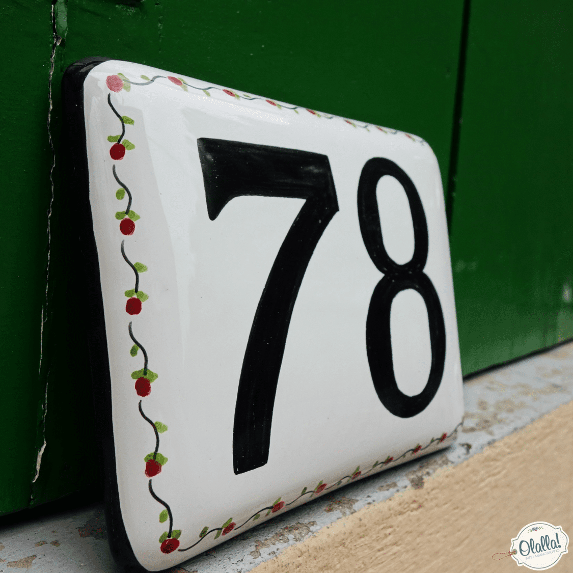 numero-civico-nero-ceramica-bordo-decorato-fiorellini