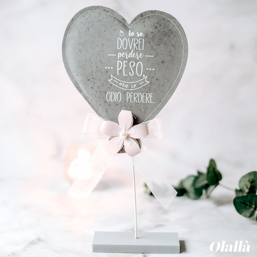 Decorazione Stile Shabby a Cuore con Fiore e scritta "Lo So, Dovrei Perdere Peso ma Io Odio Perdere"