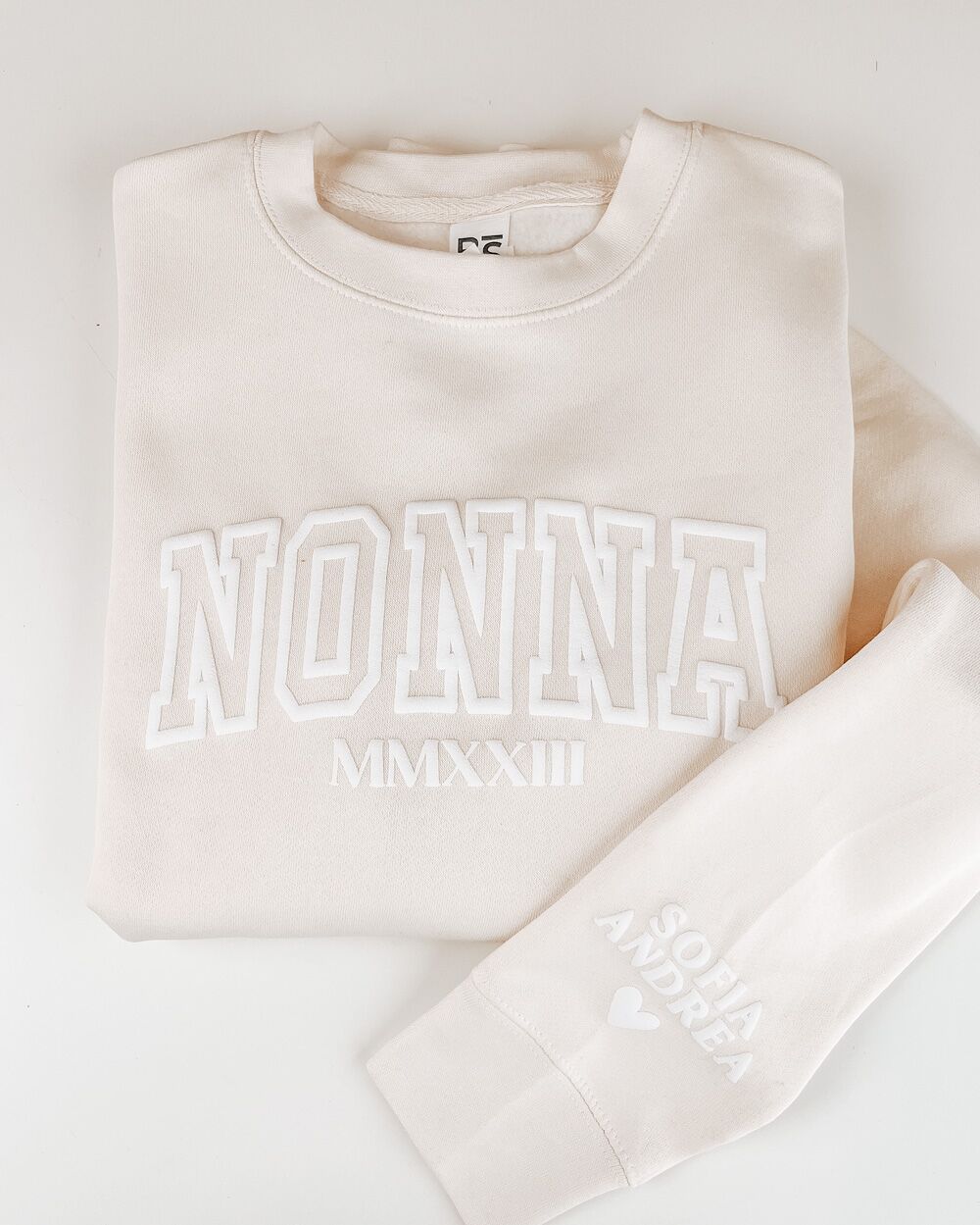 Felpa con Scritta "Nonna" a Rilievo in Stile College, Personalizzata con Nomi Nipoti - Idea Regalo per la Nonna, Festa dei Nonni, Compleanno - immagine 3