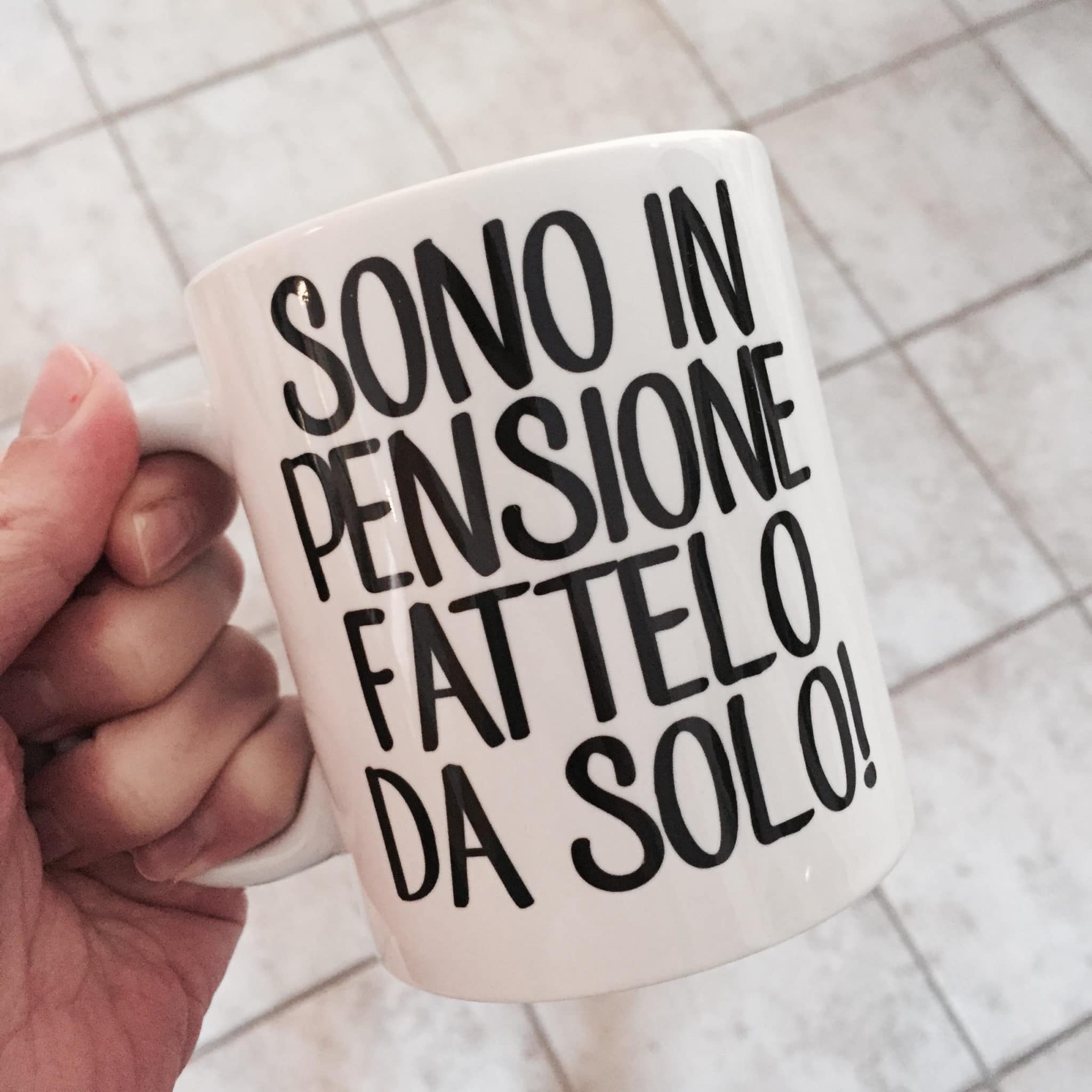 Tazza-pensione-personalizzata-frase-simaptica-fronte