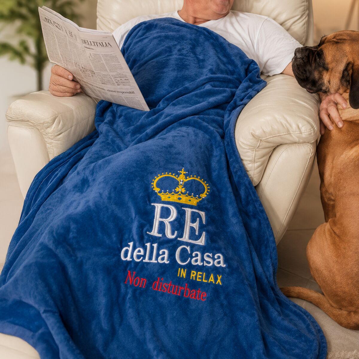 Coperta Plaid Ricamata "Re della Casa in Relax - Non Disturbare" - Idea Regalo Divertente Festa del Papà - immagine 2