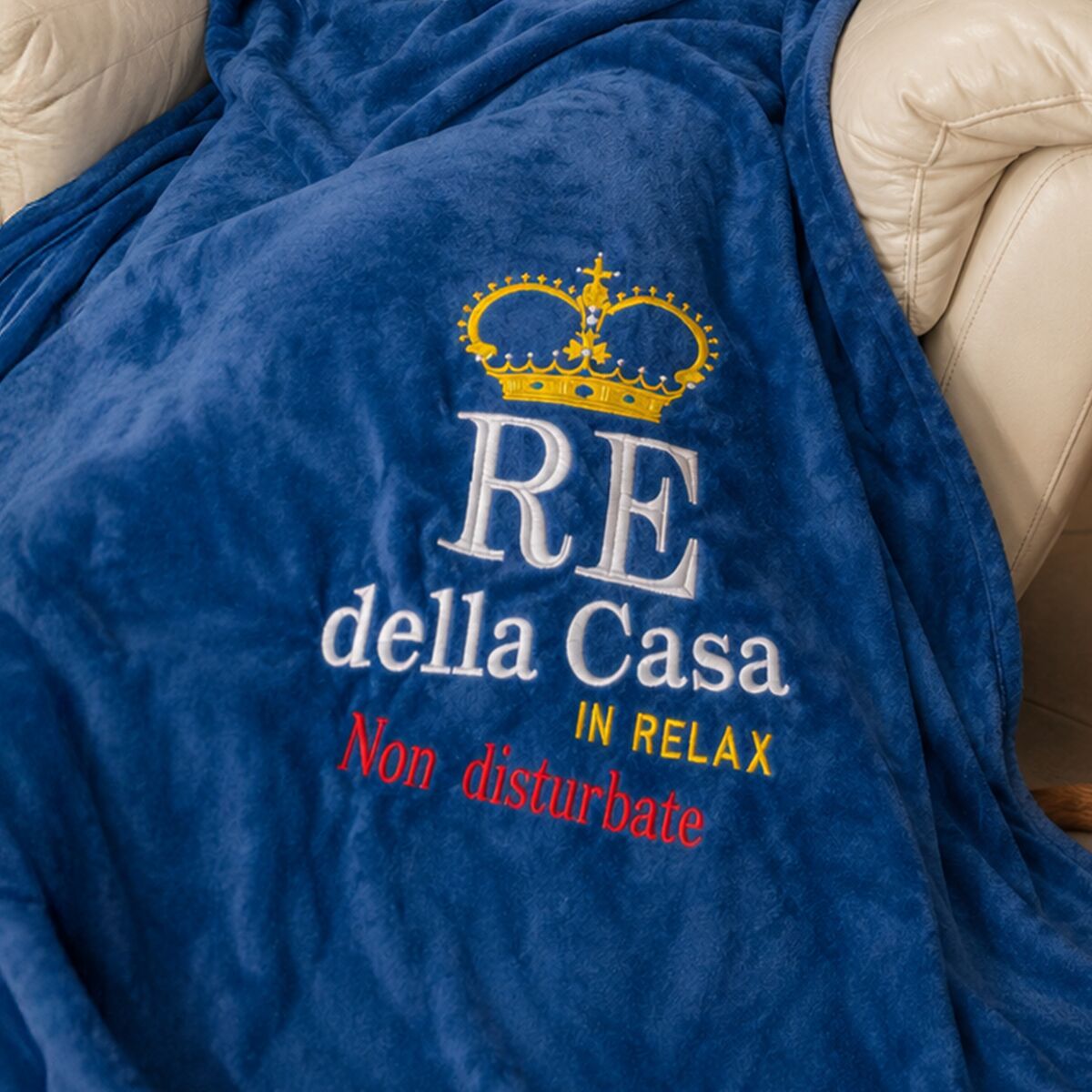 Coperta Plaid Ricamata "Re della Casa in Relax - Non Disturbare" - Idea Regalo Divertente Festa del Papà - immagine 3