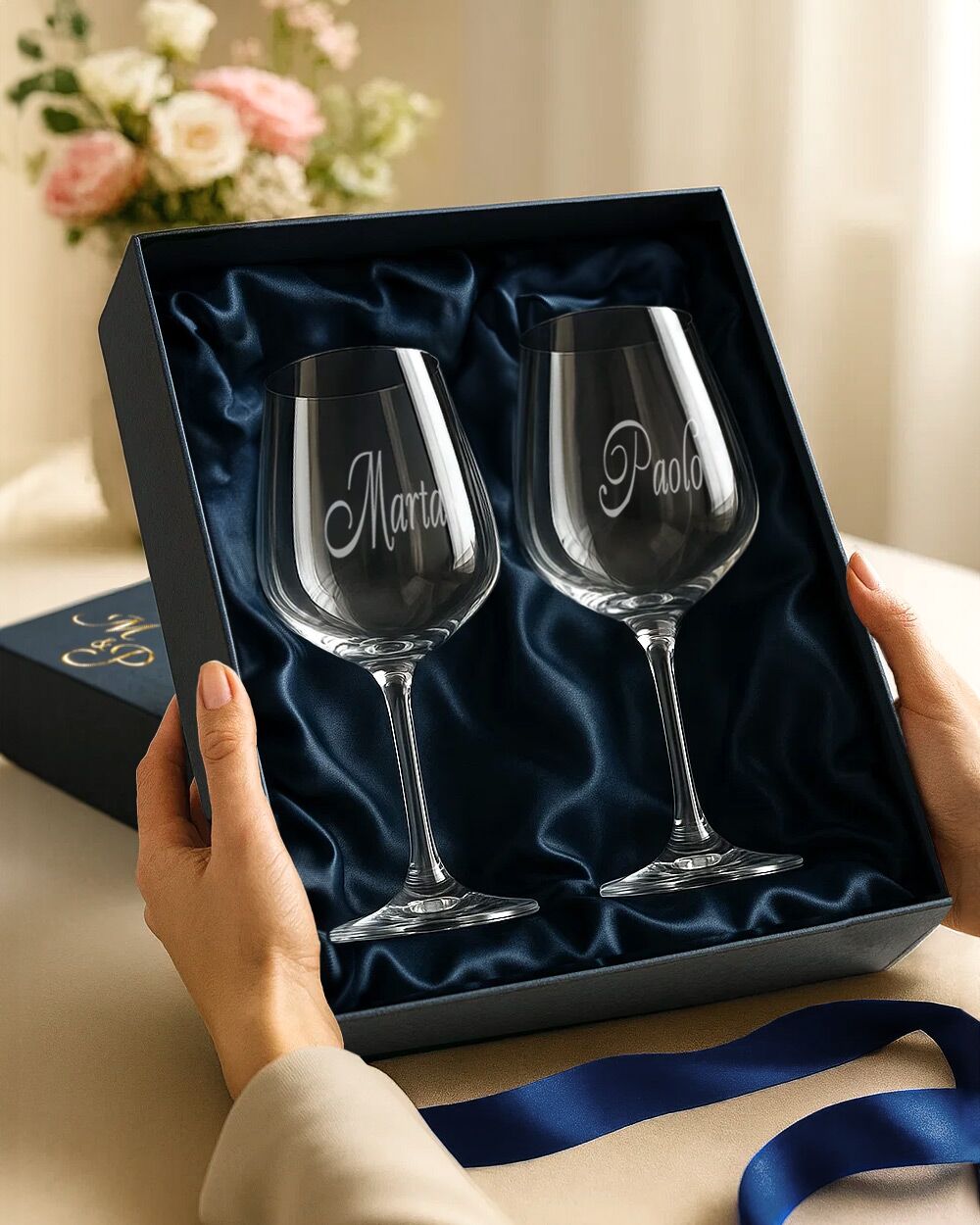 Coppia di Calici, Set 2 Calici da Vino Personalizzati con Nomi in Stile Calligrafico - Idea Regalo per Anniversario, San Valentino - immagine 11