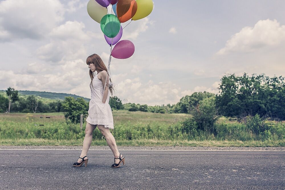 Ragazza con palloncini