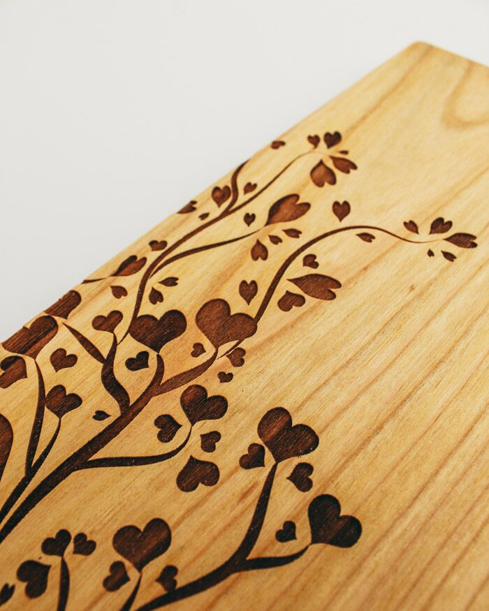 tagliere-albero-cuore-iniziali-grande-dettaglio