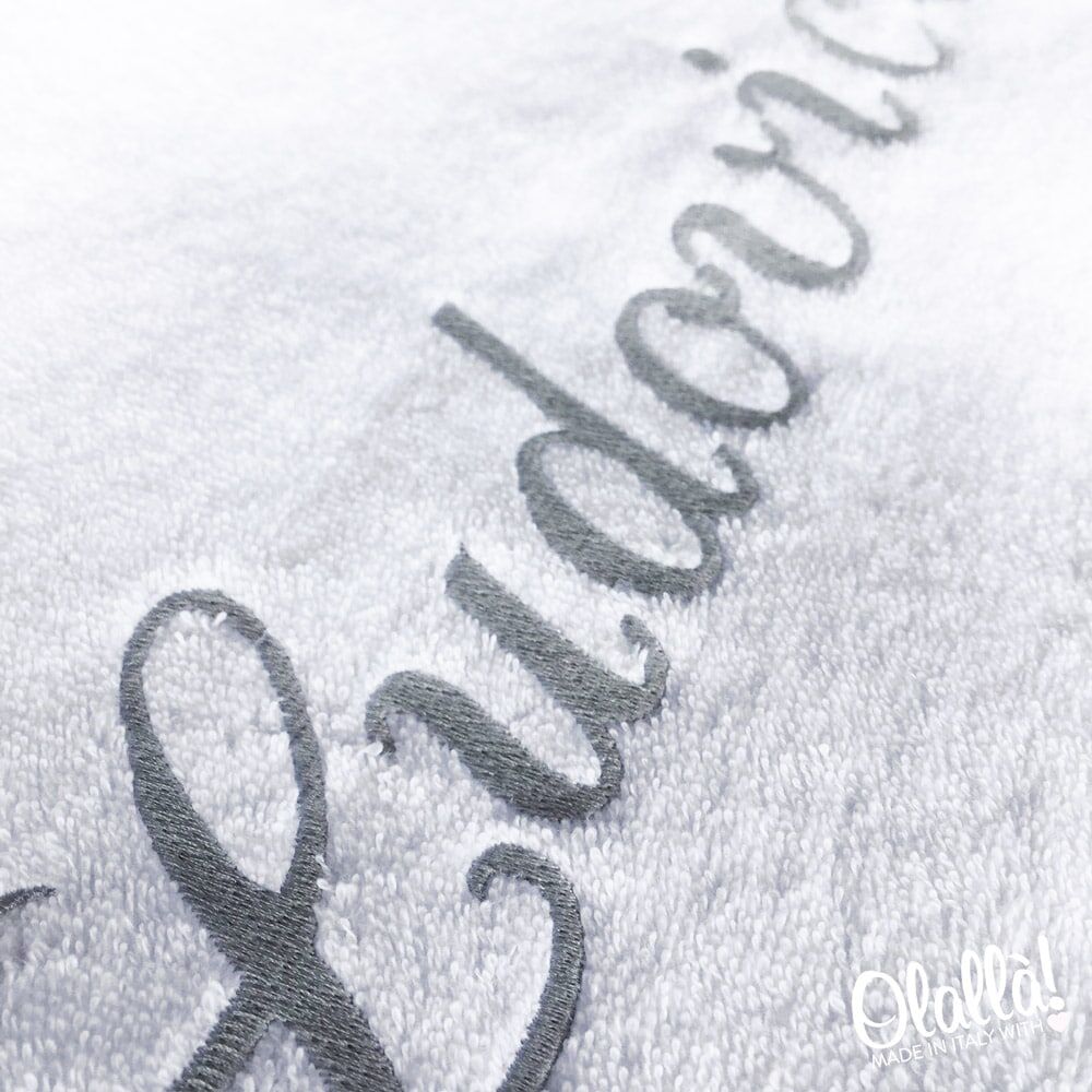 asciugamano-personalizzato-bianco-nome-corsivo-dettaglio1