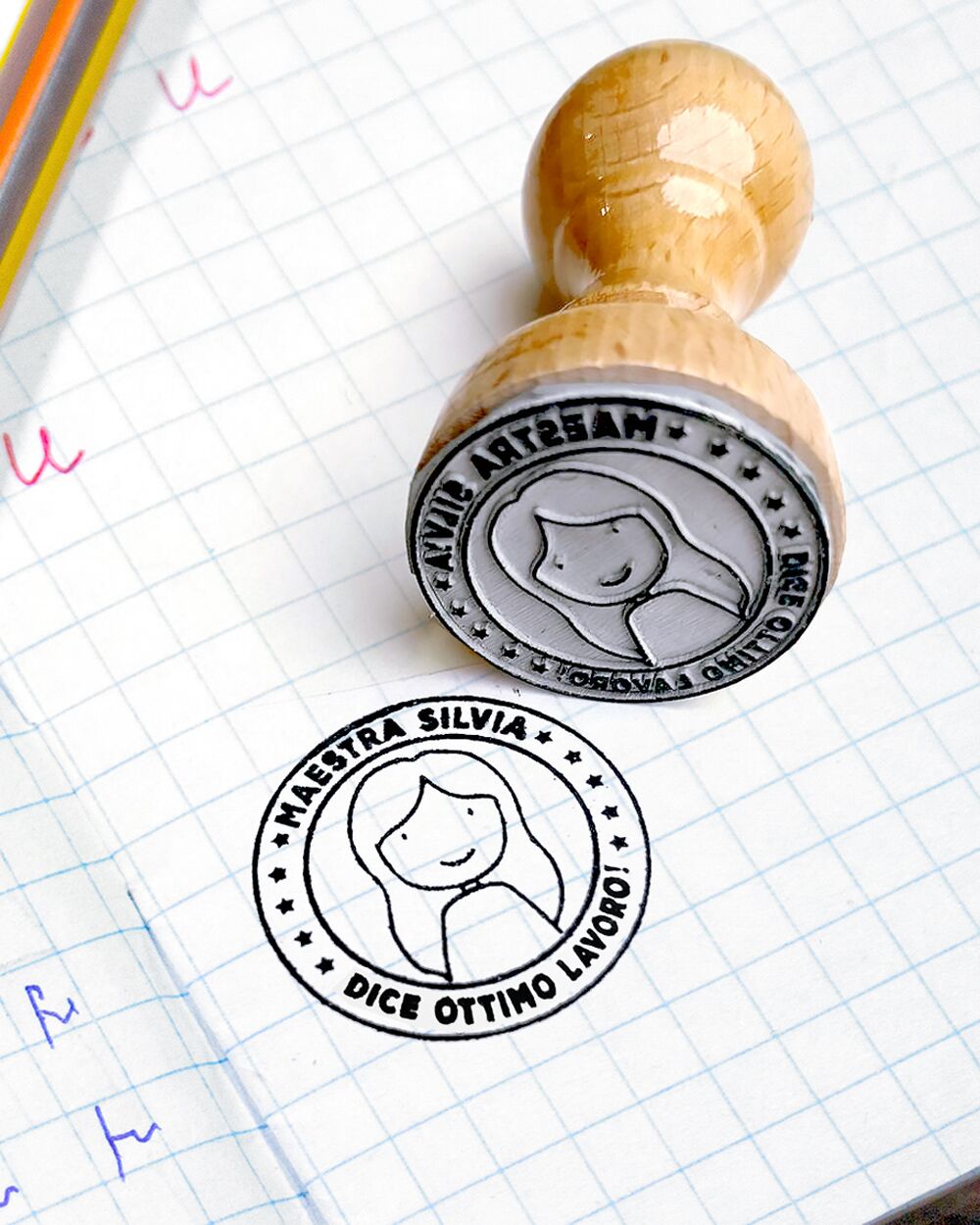 Timbro Personalizzato con Nome della Maestra, Disegno Stilizzato e Frase "Ottimo Lavoro!"– Idea Regalo per Maestre e Insegnanti Fine Anno Scolastico
