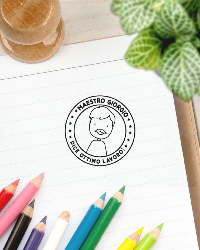 Timbro Personalizzato con Nome della Maestra, Disegno Stilizzato e Frase "Ottimo Lavoro!"– Idea Regalo per Maestre e Insegnanti Fine Anno Scolastico - immagine 11