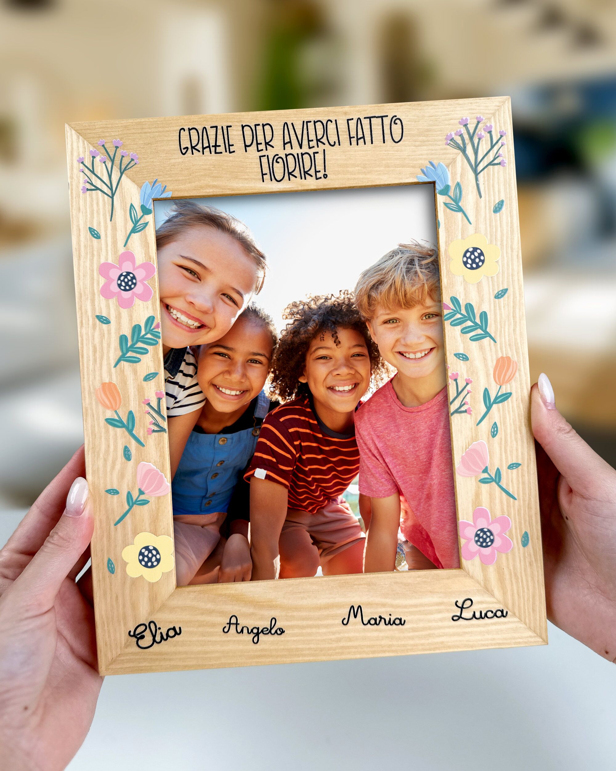 Cornice Portafoto Personalizzabile con Dedica per la Maestra, Nomi e Decori Floreali - Idea Regalo per Maestre, Fine Anno Scolastico - immagine 3