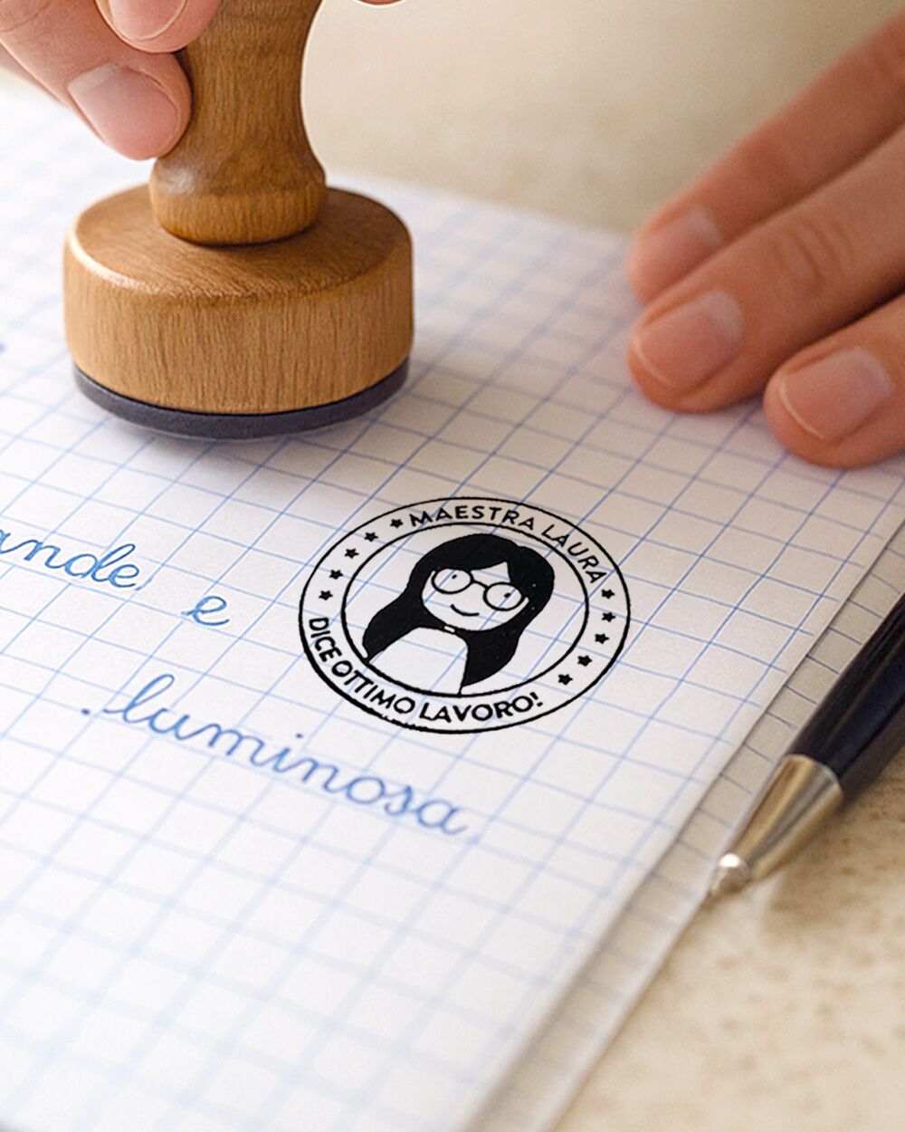 Timbro Personalizzato con Nome della Maestra, Disegno Stilizzato e Frase "Ottimo Lavoro!"– Idea Regalo per Maestre e Insegnanti Fine Anno Scolastico - immagine 14