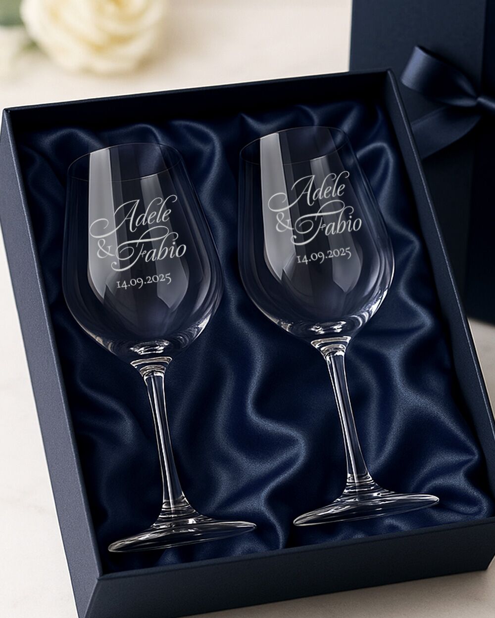 Coppia di Calici, Set 2 Calici da Vino Personalizzati con Nomi e Data in Corsivo - Idea Regalo per Anniversario, Matrimonio