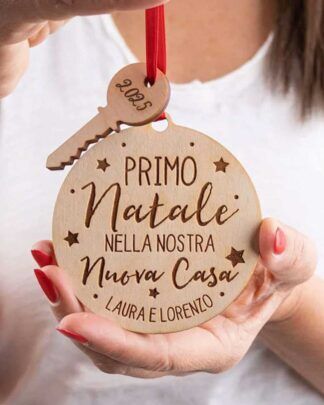 Pallina di Natale "Primo Natale nella Nostra Nuova Casa" in Legno Personalizzata con Nomi, Dedica e Anno - Idea Decorazione per Natale