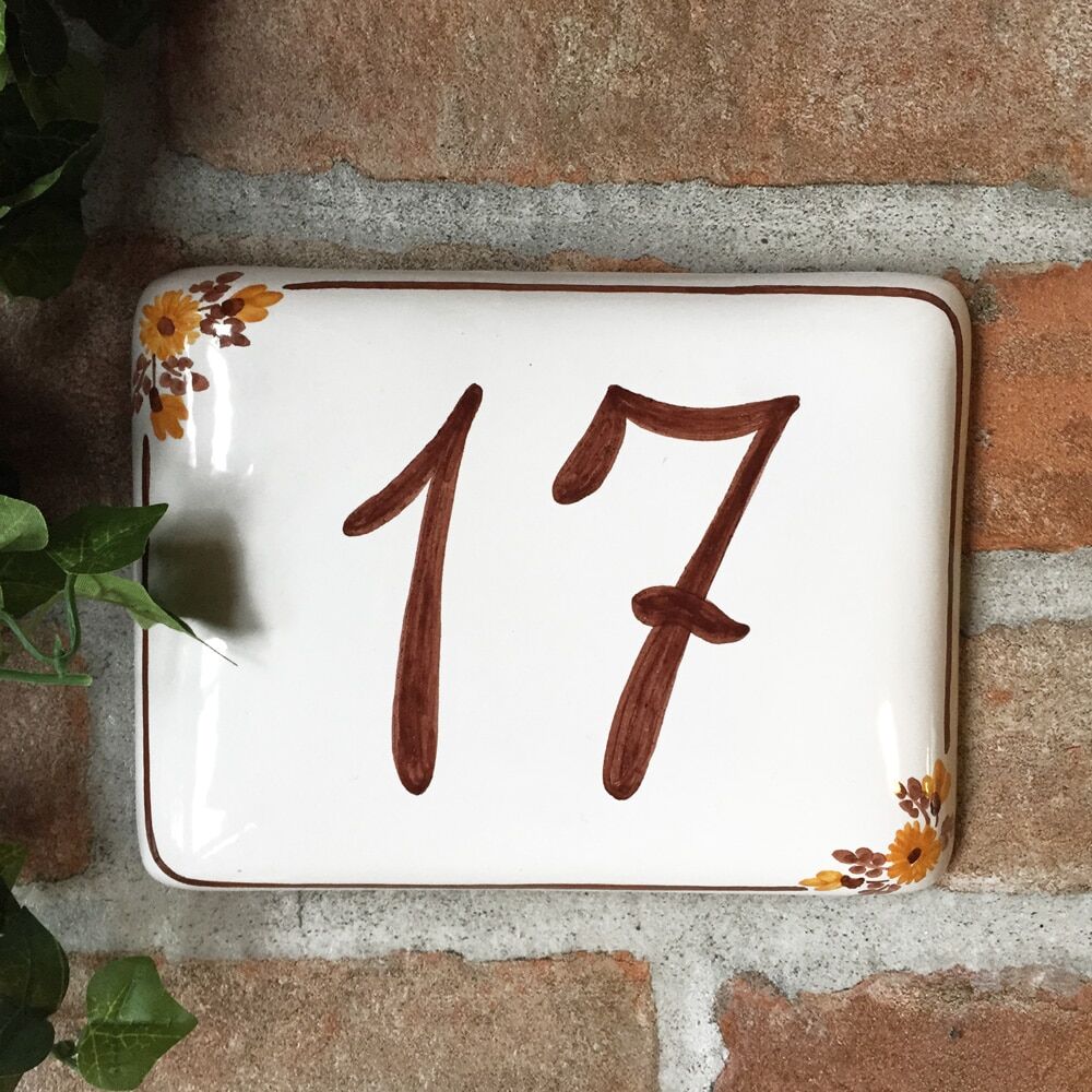 numero-civico-semplice-fiori-marroni-dipinto-mano