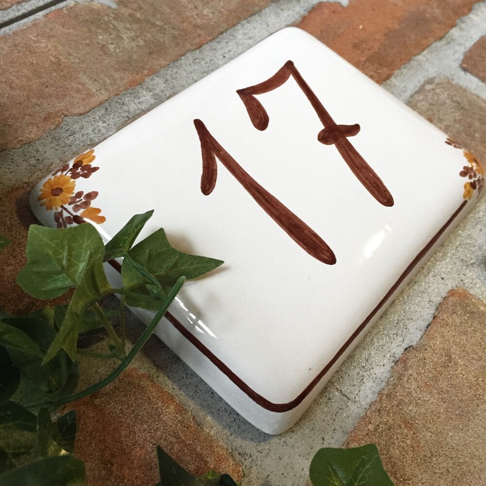 numero-civico-semplice-fiori-marroni-dipinto-mano2