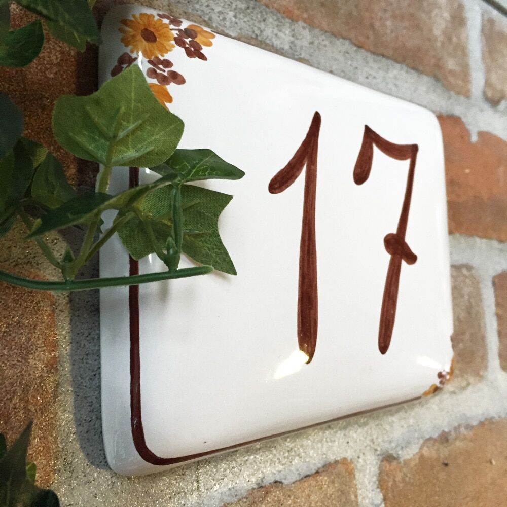 numero-civico-semplice-fiori-marroni-dipinto-mano3