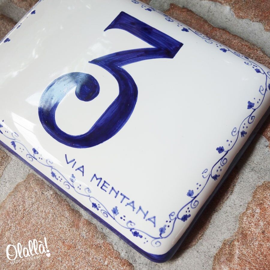 Numero Civico in Ceramica Rettangolare Semplice Dipinto a Mano - Decoro Foglioline Blu - immagine 3