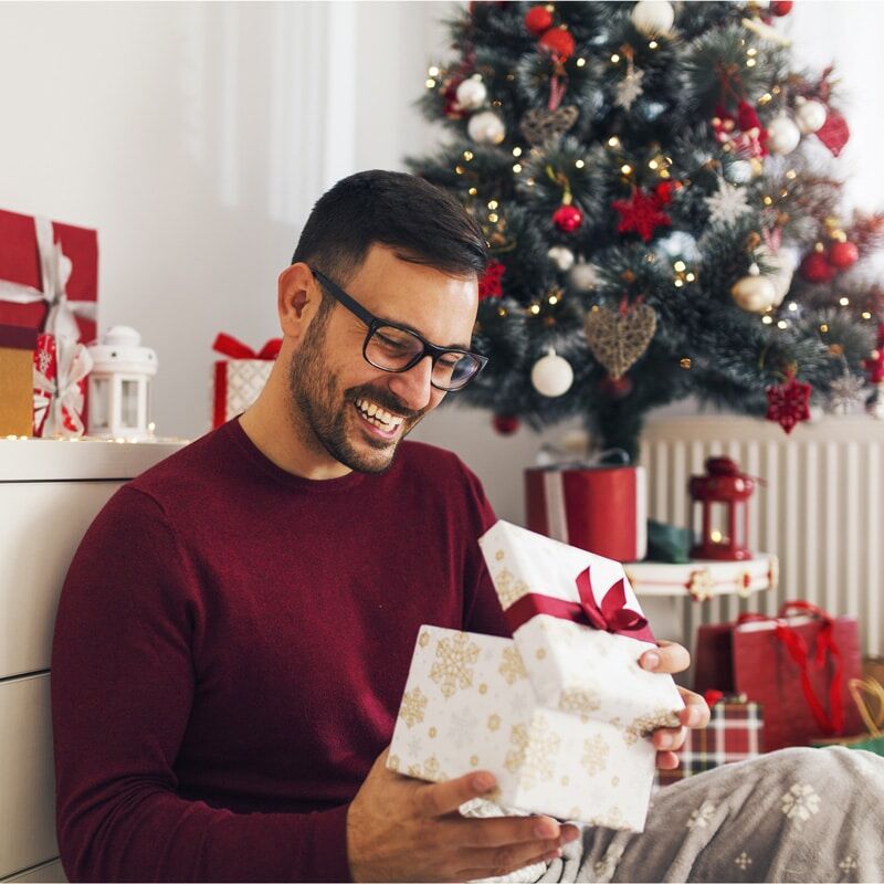 Uomo Apre Regalo Natale Originale