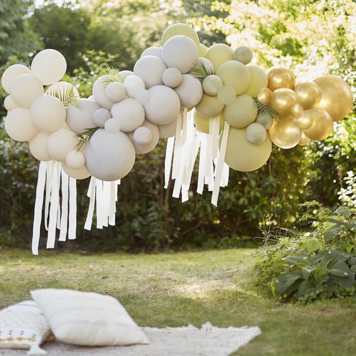 arco-palloncini-oro-verde-avorio-con-strisce -carta-foglie-palma