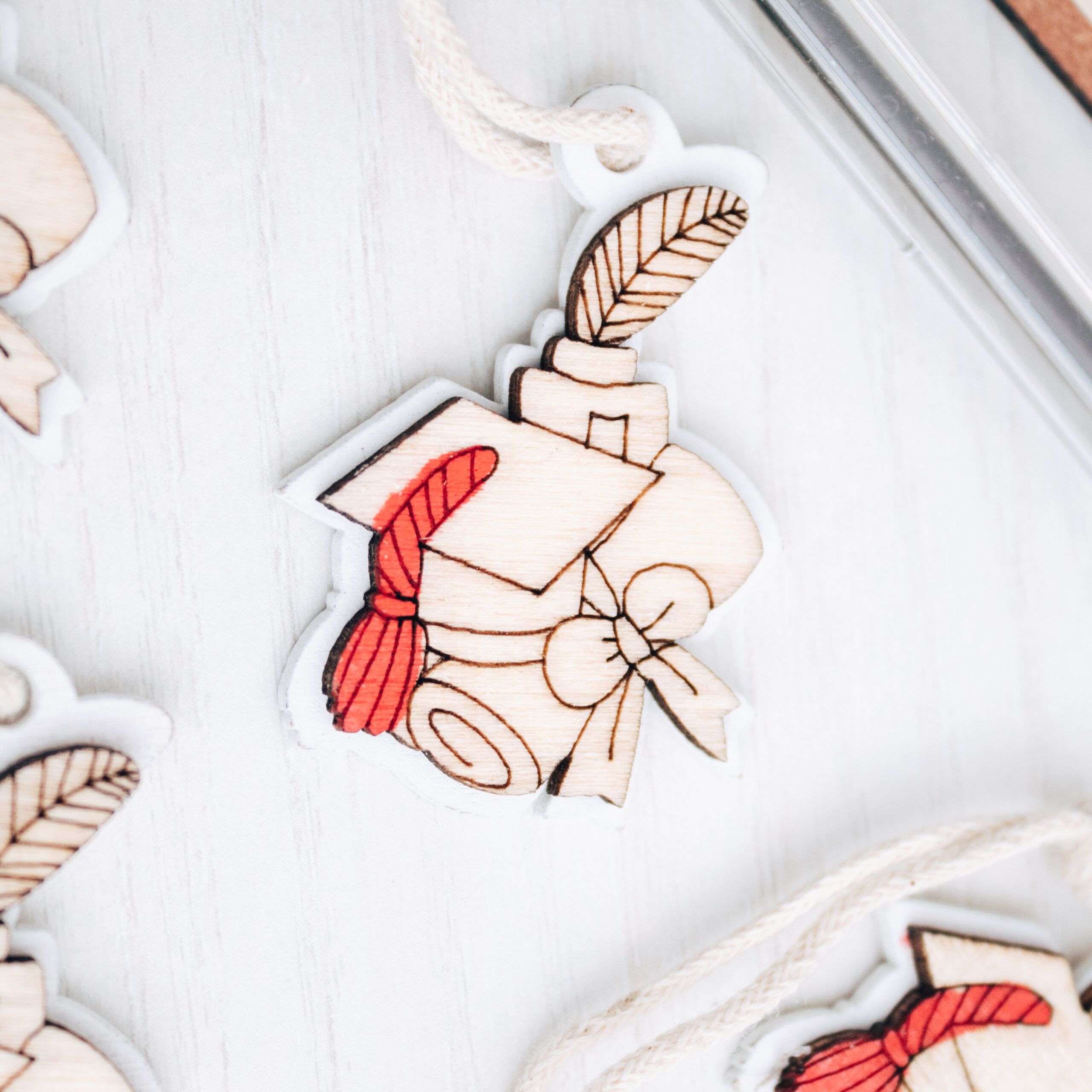 tag-legno-cappello-laurea-bomboniera