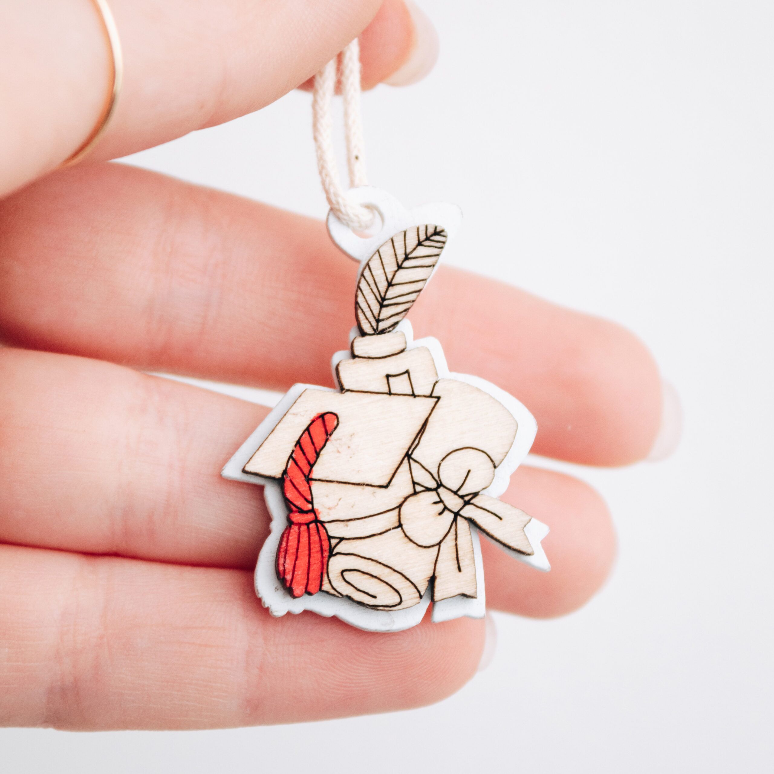 tag-legno-cappello-laurea-bomboniera