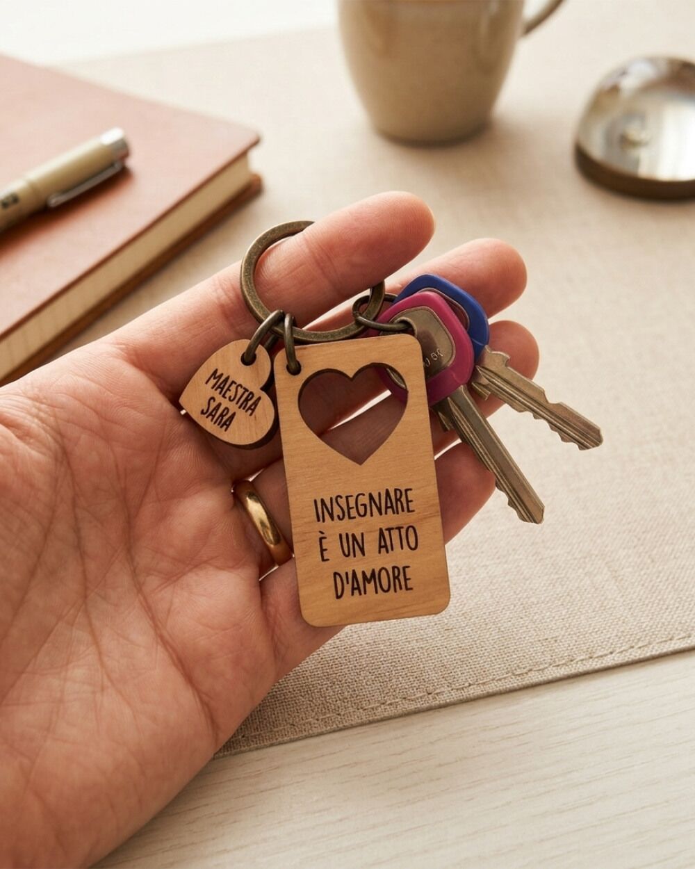 portachiavi-legno-personalizzato-idea-regalo-maestra-2