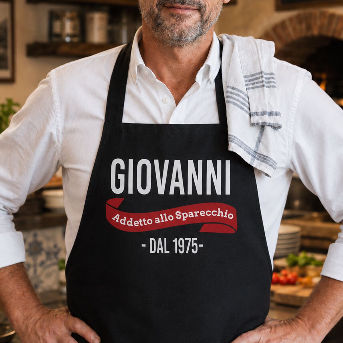 Grembiule da Cucina Simpatico "Addetto a... " Personalizzato con Nome e Anno - Idea Regalo Uomo Divertente