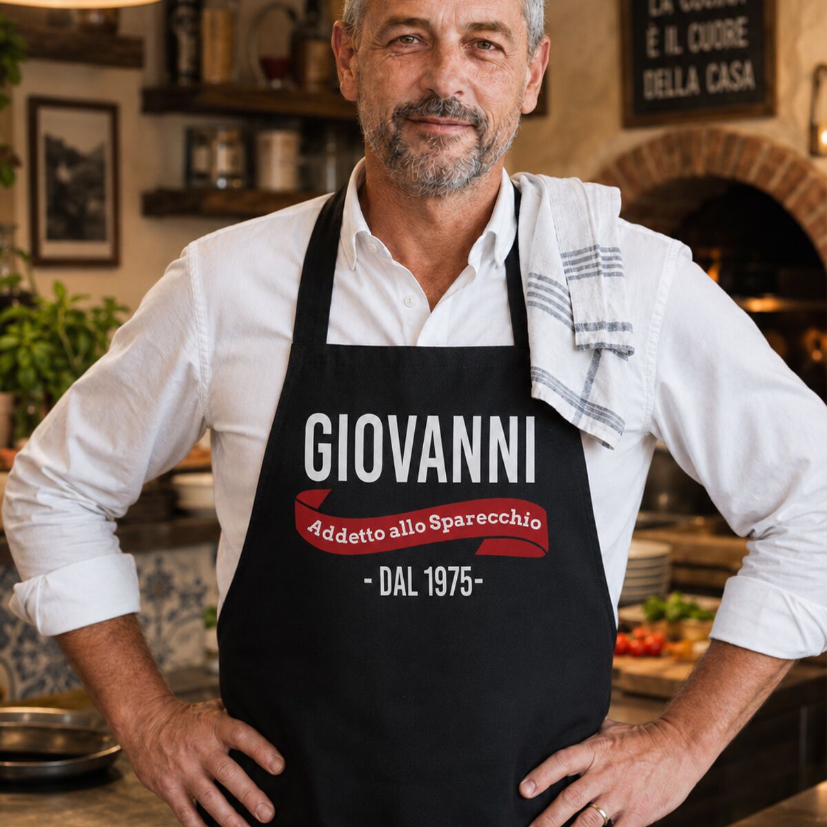 Grembiule da Cucina Simpatico "Addetto a... " Personalizzato con Nome e Anno - Idea Regalo Uomo Divertente - immagine 2