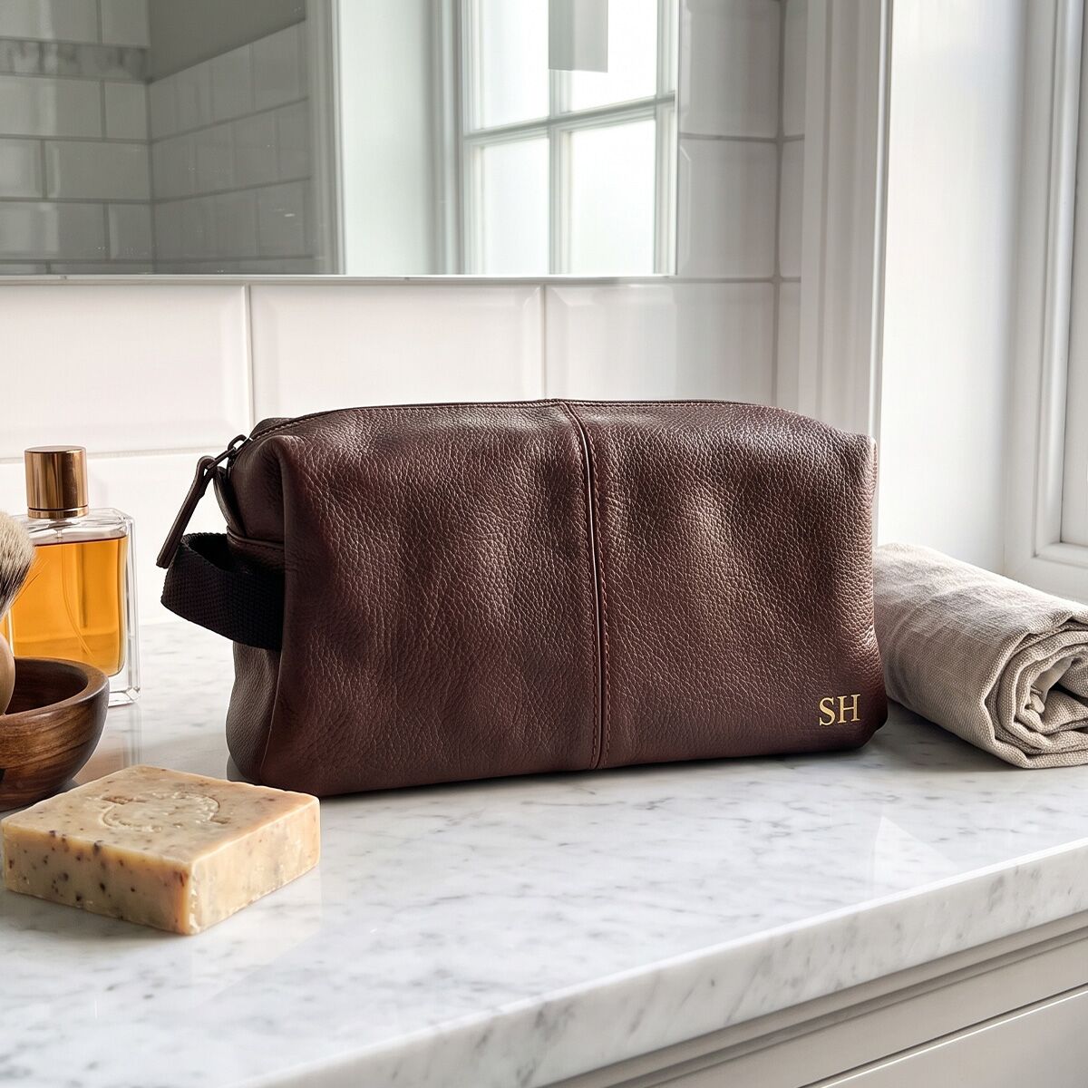 trousse-personalizzata-iniziali-uomo-simil-pelle-marrone