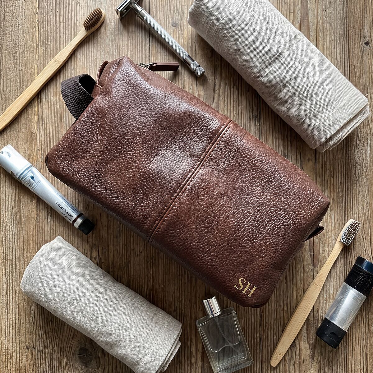 trousse-personalizzata-iniziali-uomo-simil-pelle-marrone02