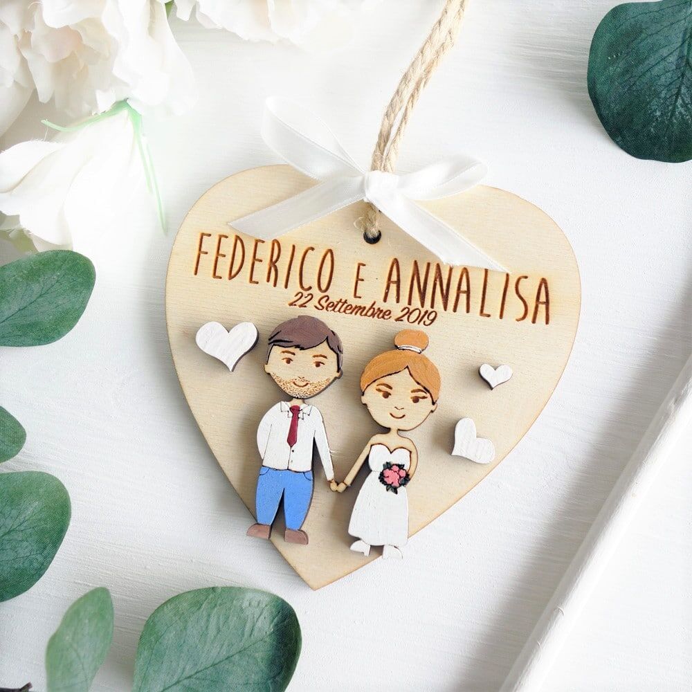 Cuore da Appendere in Legno Personalizzato con Ritratto Sposi "Mini-me" - Regalo Matrimonio - immagine 7