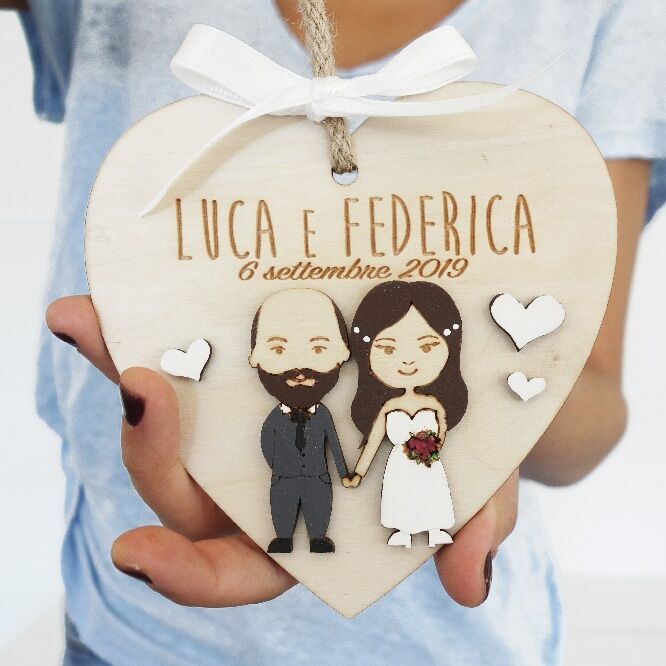 Cuore da Appendere in Legno Personalizzato con Ritratto Sposi "Mini-me" - Regalo Matrimonio - immagine 6