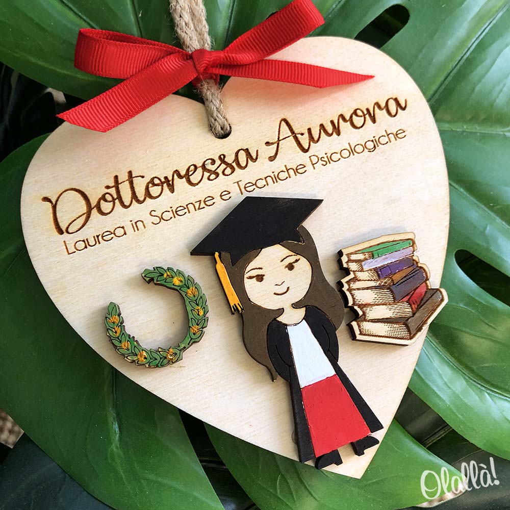 Cuore in Legno da Appendere Personalizzato con Ritratto "Mini-me" e Dedica - Regalo Laurea - immagine 2