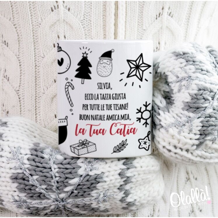 Tazza Personalizzata con Nome e Decorazioni Natalizie in Bianco e Nero - Idea Regalo Natale - immagine 5