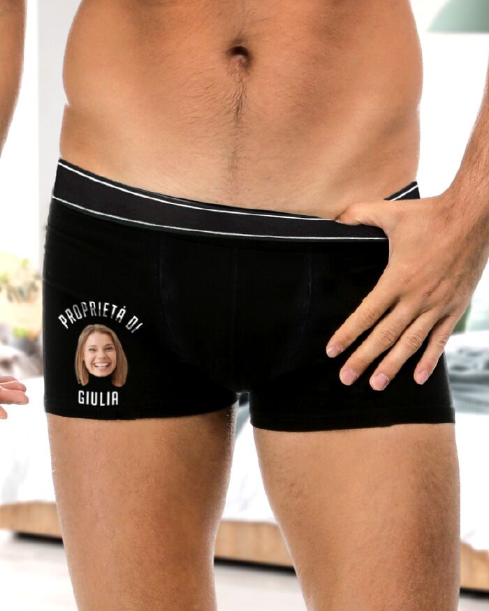Boxer Sexy da Uomo "Proprietà di..." Personalizzabili con Foto e Nome del Partner, Mutande Hot per il Fidanzato - Idea Regalo San Valentino Divertente e Hot per Lui - immagine 2