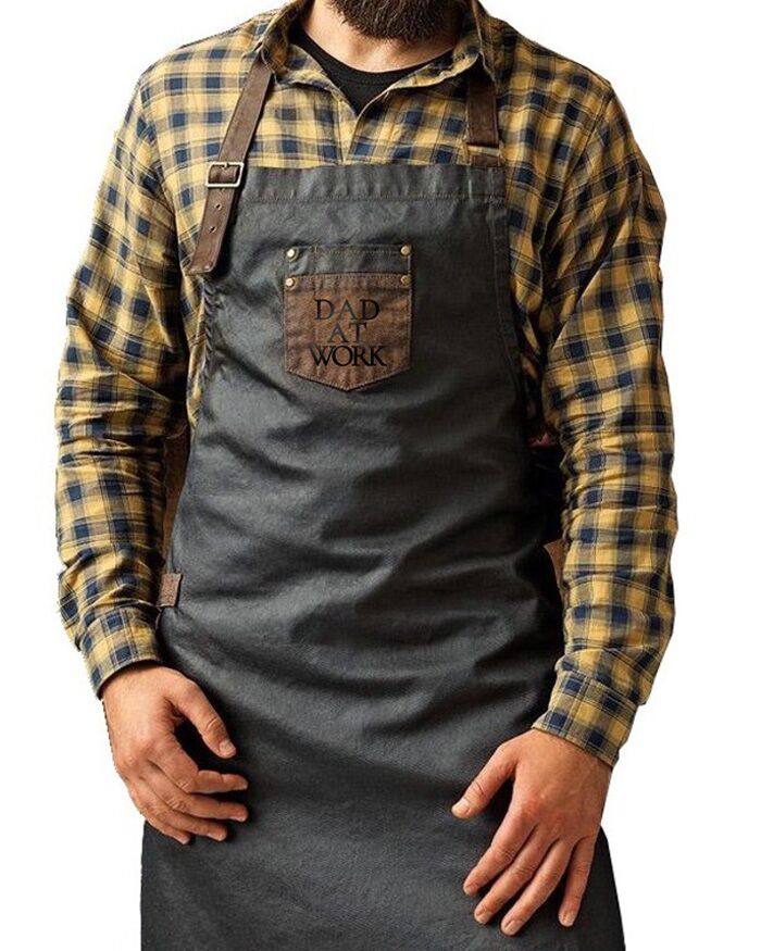 Grembiule Effetto Cerato con Pettorina in Pelle e Chiusura Regolabile "Dad at Work" - Idea Regalo Festa del Papà, per Amanti della Cucina e BBQ, del Giardinaggio e del Fai-Da-Te - immagine 6