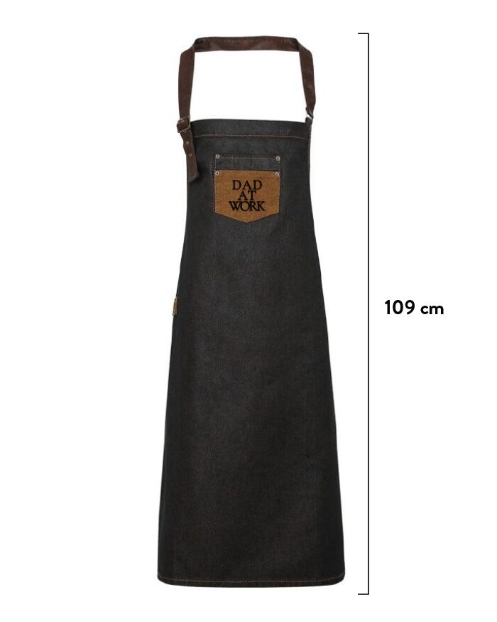 Grembiule Effetto Cerato con Pettorina in Pelle e Chiusura Regolabile "Dad at Work" - Idea Regalo Festa del Papà, per Amanti della Cucina e BBQ, del Giardinaggio e del Fai-Da-Te - immagine 7