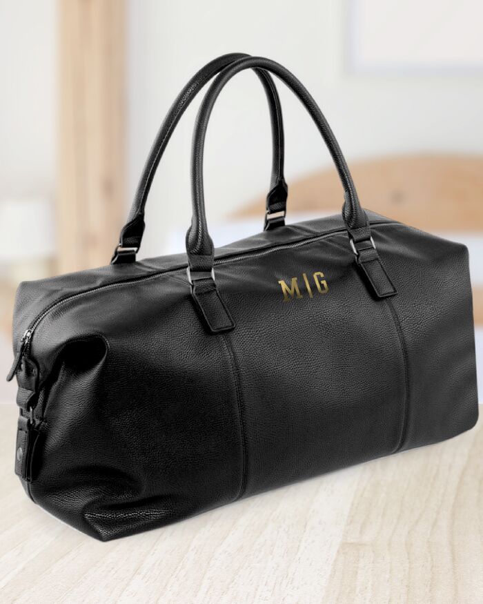 Borsone da Viaggio a Spalla in Ecopelle Nera Personalizzato con Iniziali - Idea Regalo per Chi Viaggia Spesso, Regalo per la Laurea, Regalo per Lui - immagine 2