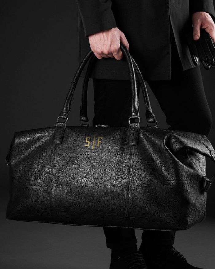 Borsone da Viaggio a Spalla in Ecopelle Nera Personalizzato con Iniziali - Idea Regalo per Chi Viaggia Spesso, Regalo per la Laurea, Regalo per Lui - immagine 3