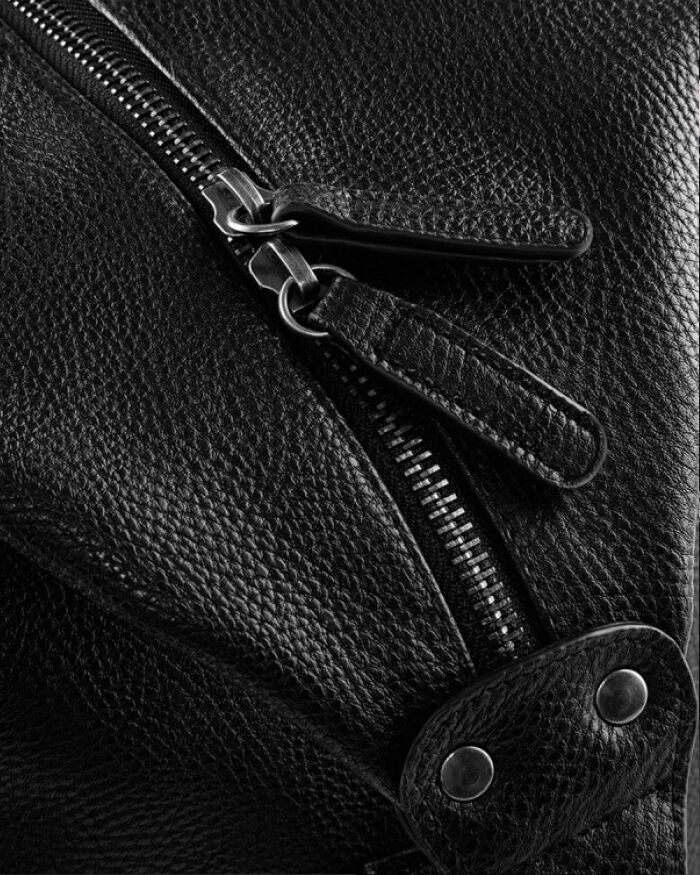 Borsone da Viaggio a Spalla in Ecopelle Nera Personalizzato con Iniziali - Idea Regalo per Chi Viaggia Spesso, Regalo per la Laurea, Regalo per Lui - immagine 4