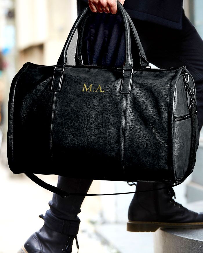 Borsone da Viaggio Porta Abito in Ecopelle Nero Personalizzato con Iniziali e Tracolla - Idea Regalo per Chi Viaggia Spesso, Regalo per la Laurea, Regalo per Lui